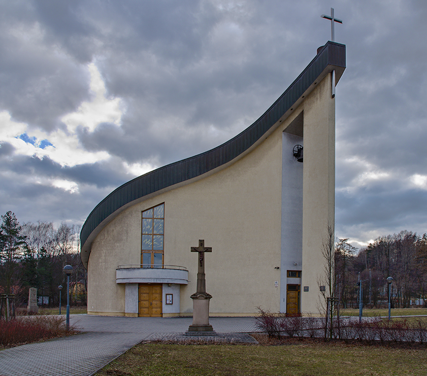 Moderní kostel vysvěcený v roce 2001